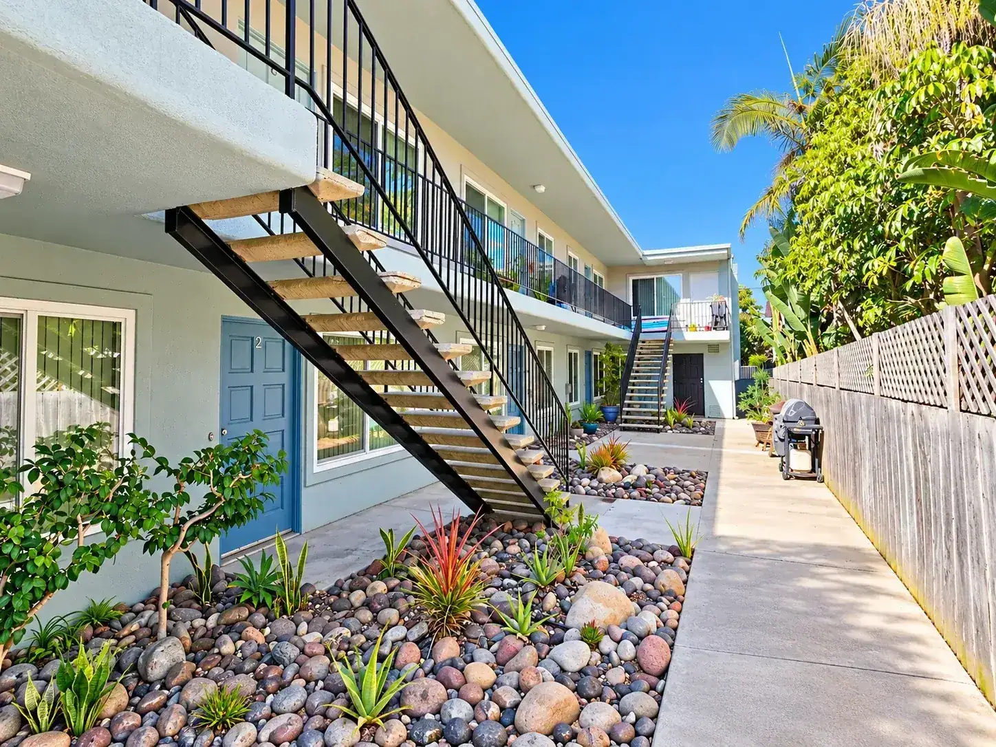 Casa Del Mar Apartments — property photo 2